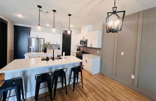 Loop, New Luxurious Large 3BR House, Sleeps 11 with Free Parking - Photo 57