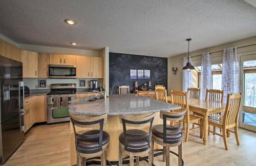 Spacious Ski-inandOut Black Mountain Home with Deck! - Foto 10