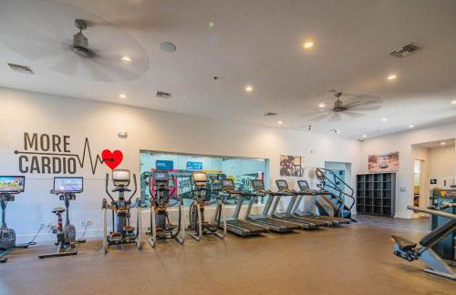 Elegant 1BD King Bed, Pool, Hot Tub, Gym, Parking - Photo 9