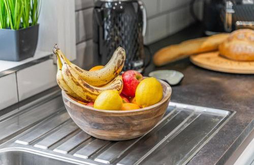 Stylish 4Bed Executive Stay WiFi and Parking - Photo 12