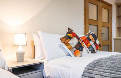 Spacious 4 Bedroom Home Near City Centre Sleeps 11 with Free Parking - Foto 38