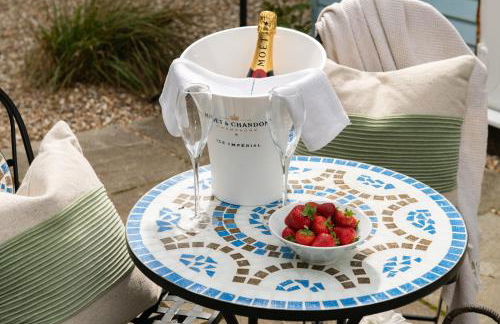 Woodland Art Studio - Cosy Woodland Studio with Private Hot Tub - Photo 11