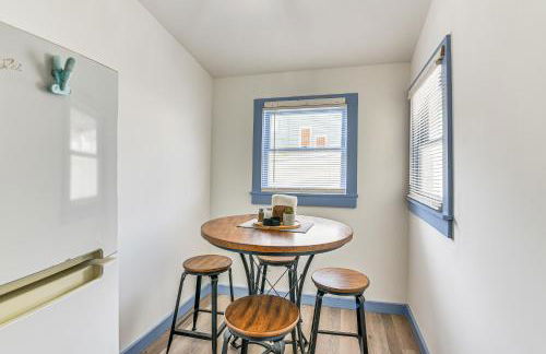 Walk to The Strand Historic Family Base with Yard! - Foto 17