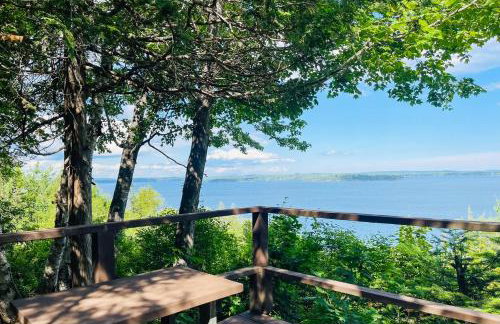 Lake Views! Small Group Getaway in Northport - Foto 1