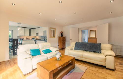London Stratford - Spacious 2 bed flat with secured parking & private garden - Foto 2