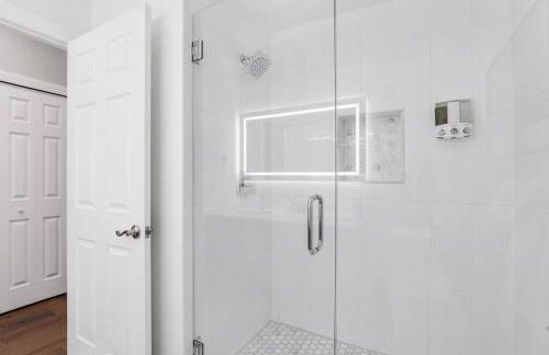 Lumber Barons Detroit Brush Park Penthouse 3BR 2 Kings 1 Queen 2 Baths 1 Car Garage - Photo 10