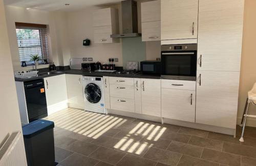 Great Ambience 3-Bedroom for Groups & Contractors - Photo 16