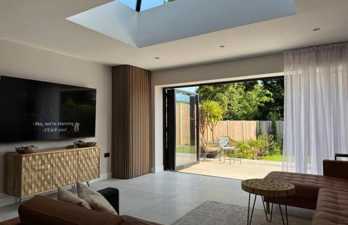 Modern Luxury Home with Spacious Garden close to Warner Bros Studio - Foto 23