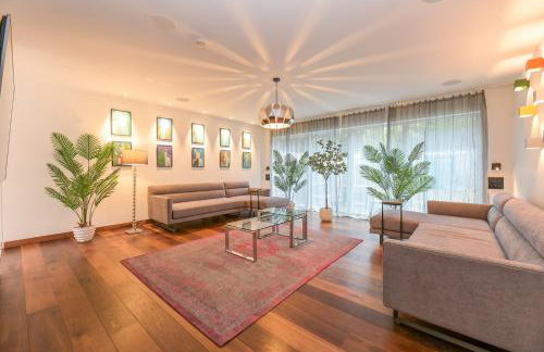 Architect-Designed Luxury Retreat 3BR Chessington - Pass the Keys - Photo 2