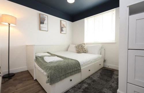 Contractor 4 Bed 3 Bath House Near Airport Parking Barry Island with Parking - Foto 36