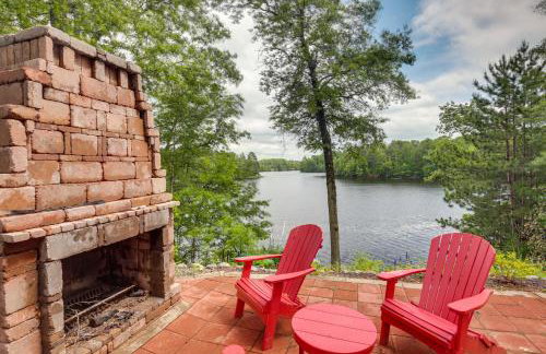 Tranquil Lakefront Cabin Fire Pit, Grill and Patio - Foto 27