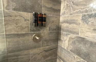 The Canvas Modern 4BR Retreat Rooftop - Photo 10