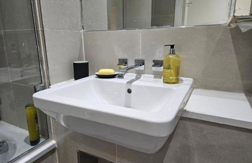 Stylish 1BDR Flat with 24hr Concierge East Croydon - Foto 24