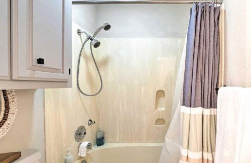 Waterfront Horseshoe Bay Retreat with Game Room! - Foto 15