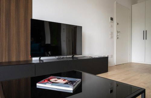 LuxeDesign Apartment - Photo 8