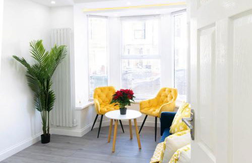 Open Mind Property - 6 Luxury Bedrooms with Free Parking - Photo 1