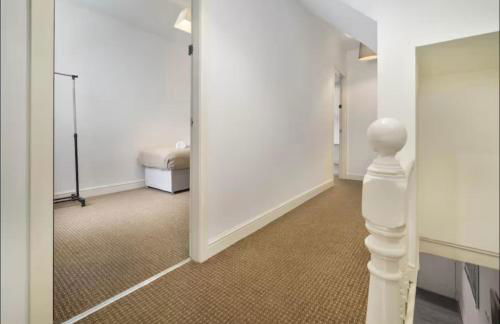 The Red Retreat, 7 Beds, Garden, Free Parking, Contractors, Fast Wifi, Smart TV - Foto 11