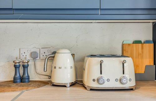 Beautiful 5 Bedroom 4 Bathroom House in W6 by Yoko Property - 10 minute's to Central London - Free Parking, Fast WiFi, Work Desks and SmartTVs with Disney and Netflix - Foto 31