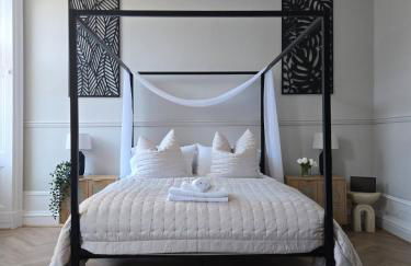 Luxury central apartment w/ 3 beds + 24hr check-in - Photo 3