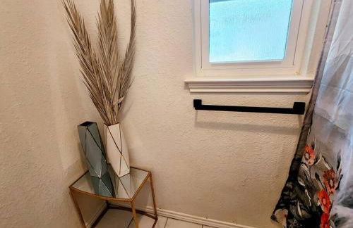 Newly remodeled 5BR 3BA w/pool 16 ppl - Photo 64