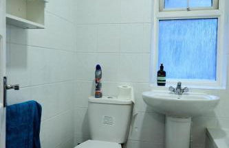 Stylish Wembley Home with Hot Tub, Parking & Garden - Foto 26