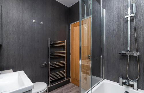 3 Bedroom House-Free Parking-by Holiday Homes - Foto 33