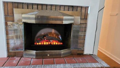 Spacious 4 BR 2BA Home with Bar and Fenced Yard - Photo 5