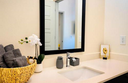 Lux Modern Apartment with Pool View & Prime Location - Foto 19