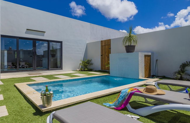 Brand NEW 3BR w Private Pool Walk to Palm Beach - Photo 31