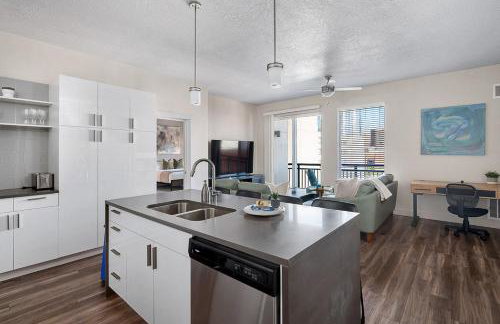 Convention Ctr - Stylish 2BD,2BA with Pool,Gym and Hot tub - Foto 22