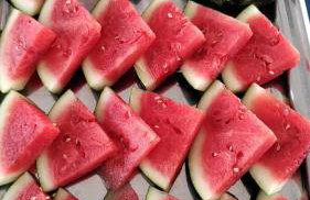 Garagem para 3 carros Morada Valentim é uma Casa dois quartos climatizada em Paracuru, 2 decks, piscina, portão automático, cerca elétrica com conforto e qualidade para você! - Foto 6