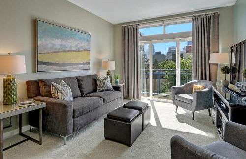 City Water View Oasis with Pool & Gym near Cruise in Heart of Seattle - Foto 1