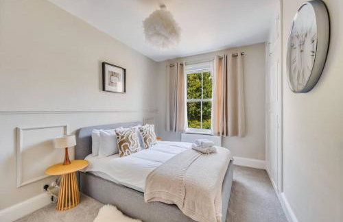 Beautiful 5 Bedroom 4 Bathroom House in W6 by Yoko Property - 10 minute's to Central London - Free Parking, Fast WiFi, Work Desks and SmartTVs with Disney and Netflix - Foto 14