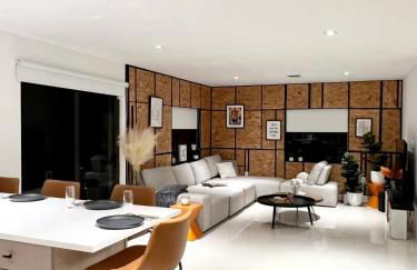 Super stylish 4 BR Home Steps from the Fun - Foto 9