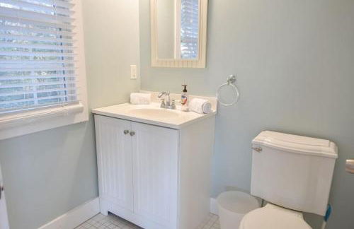 Waterfront Fun at this Huge Family Estate - Foto 32