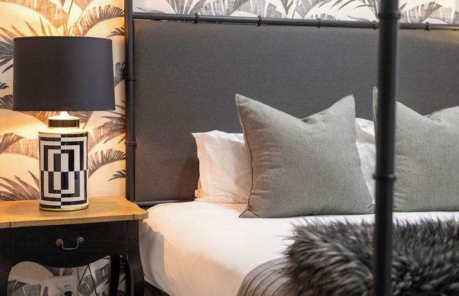 Clifton YOLO Spaces – Clifton Mansion Villa - Photo 53