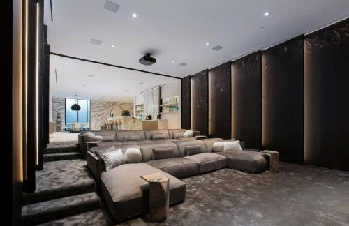 Ultra-Luxurious BH Estate with Pool, Theatre, Views - Foto 3