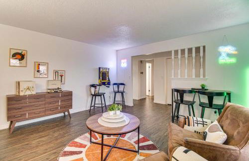 Right Off Route 66 Retro Vinita Home with Game Room - Foto 7