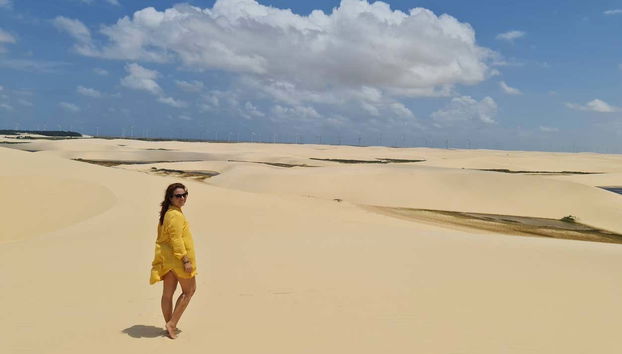Posez pour une photo dans les dunes de Santo Amaro