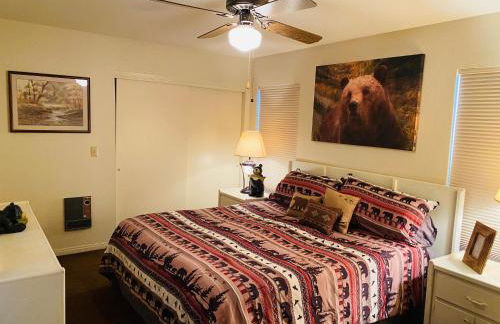 2BR Gated Escape With A Pool And Walk to Dining and Trails - Foto 15