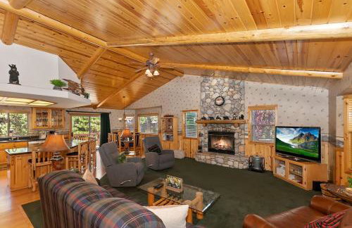 Teakwood Cozy Wood Cabin with Fireplace - Photo 1