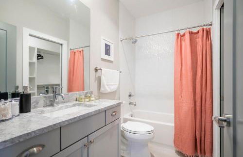 Roof Deck Grill VIEWS 2 Miles from Broadway - Foto 13