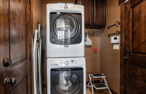 Private Hot Tub, Minutes to Ski, Cozy Getaway, Beautiful Condo- Large 3BR, Private Garage! - Photo 34