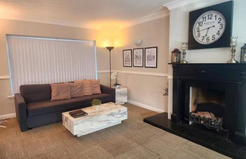 Kennedy Villa - 5 Bedroom House with Hot Tub, WiFi, Free parkings, Close to Bicester Village - Foto 18