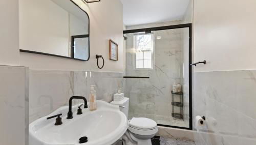 Casa Soleada in East Rock near DT and Yale SOM with FREE Parking and King Bed - Foto 2