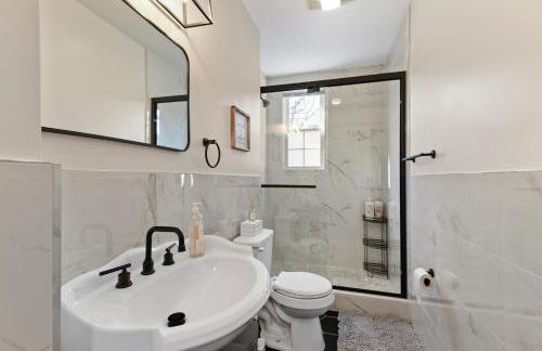 Casa Soleada in East Rock near DT and Yale SOM with FREE Parking and King Bed - Foto 2