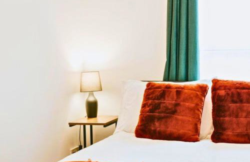 Central 3 Bed Home, Contractors, Garden, Fast WiFi, Smart TV - Photo 8