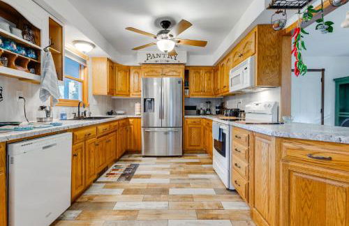 Antiquing and Fishing Riverfront Waupaca Home! - Foto 10