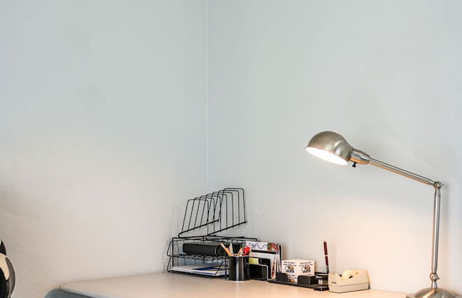 Spacious Family Retreat w Garden Modern Comfort - Photo 61