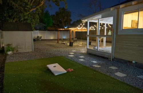 Cozy bungalow with Luxe Yard, Firepit, Pergola Area - Foto 39